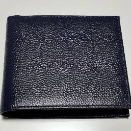 写真では黒寄りですが、ちゃんと落ち着いたネイビーカラーです