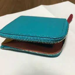 少し派手な財布が欲しかったので、全てのパーツの色を変えました。
