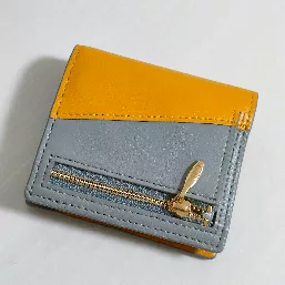 個人的に銀の金具が好きでは無いので、金のファスナーと留め具なのはポイントが高いです。