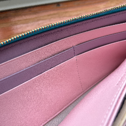 中は可愛くピンクとラベンダー。