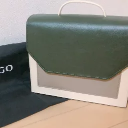 大好きな緑をメインにしました。開けると暗い赤色なのがポイントです。(写真では見えませんが...)