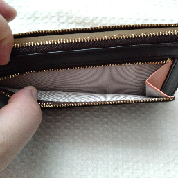 横から。チャックを開けたところ