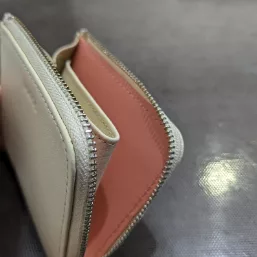 コンパクトウォレットは中がピンクです。